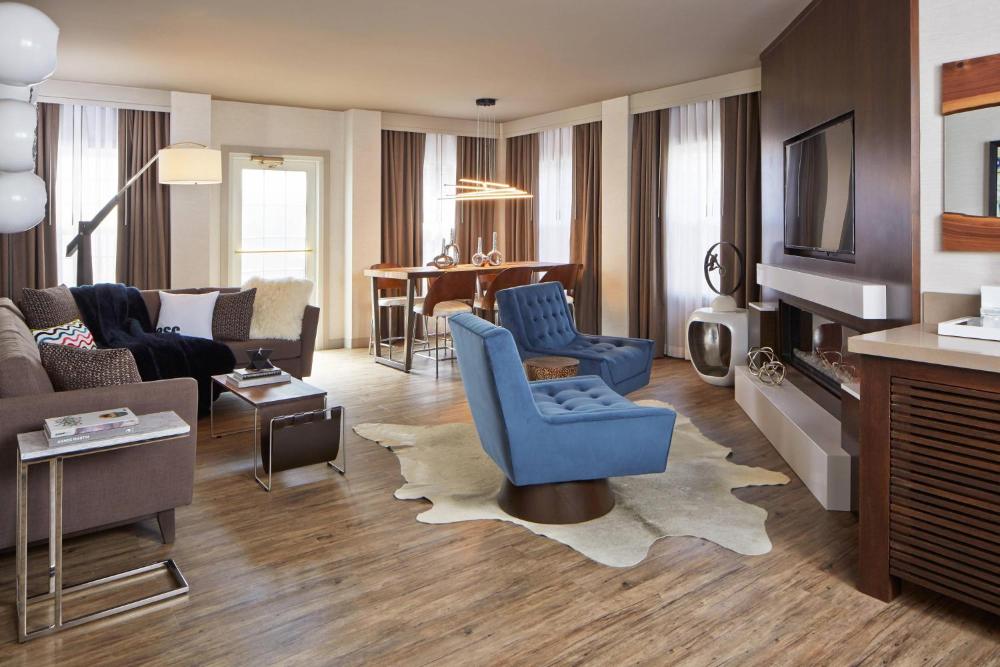 Monterey Suite, 1 Bedroom Larger Suite, 1 King, Fireplace interior